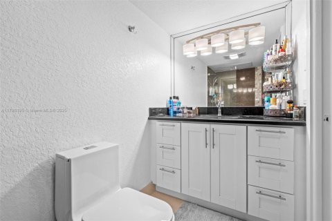 Condo in Hallandale Beach, Florida, 2 bedrooms  № 1938151 - photo 19