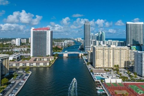 Condo in Hallandale Beach, Florida, 2 bedrooms  № 1938151 - photo 3