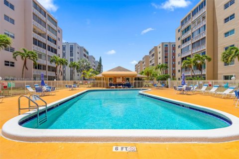 Condo in Hallandale Beach, Florida, 2 bedrooms  № 1938151 - photo 26