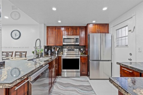 Condo in Hallandale Beach, Florida, 2 bedrooms  № 1938151 - photo 1