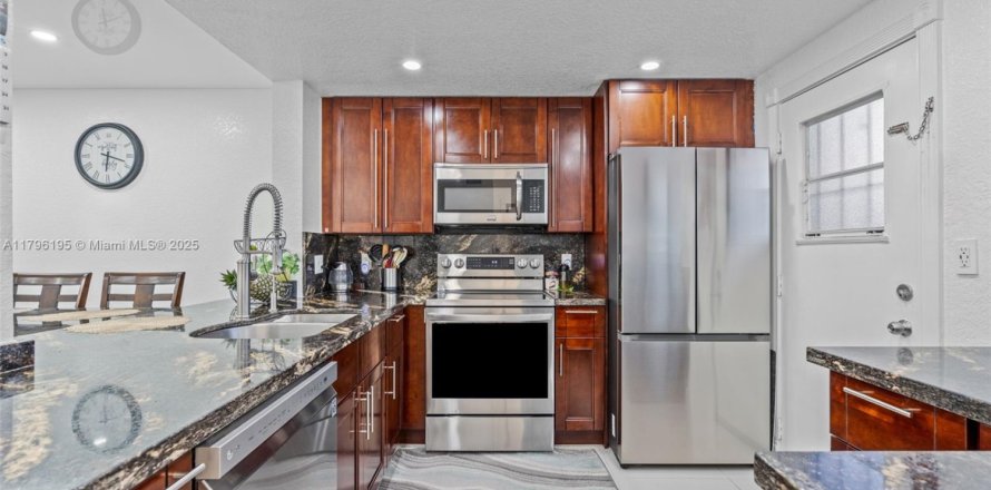 Condo in Hallandale Beach, Florida, 2 bedrooms  № 1938151