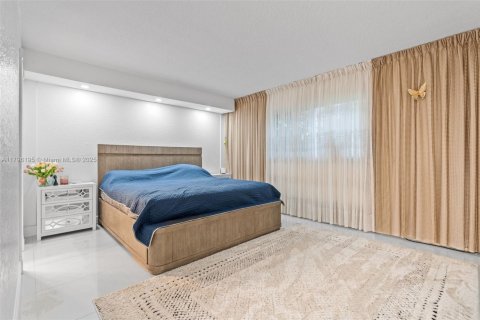 Condo in Hallandale Beach, Florida, 2 bedrooms  № 1938151 - photo 15