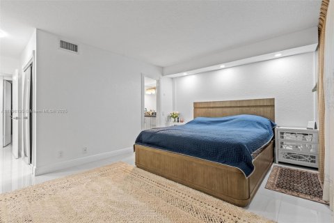 Condo in Hallandale Beach, Florida, 2 bedrooms  № 1938151 - photo 16