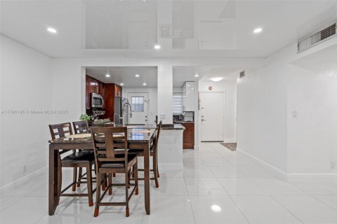 Condo in Hallandale Beach, Florida, 2 bedrooms  № 1938151 - photo 13