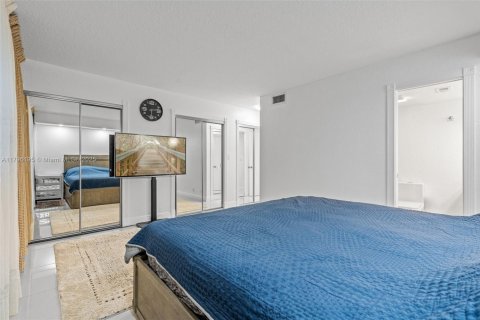 Condo in Hallandale Beach, Florida, 2 bedrooms  № 1938151 - photo 17