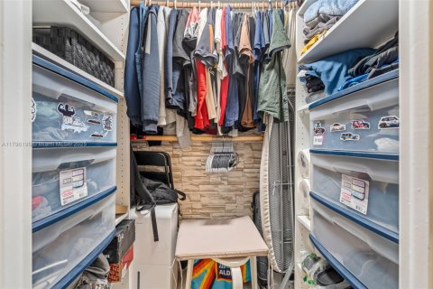 Condo in Hallandale Beach, Florida, 2 bedrooms  № 1938151 - photo 22