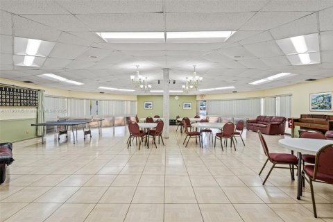 Condo in Hallandale Beach, Florida, 2 bedrooms  № 1938151 - photo 30