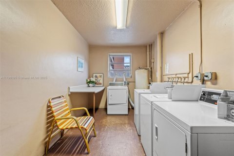 Condo in Hallandale Beach, Florida, 2 bedrooms  № 1938151 - photo 24