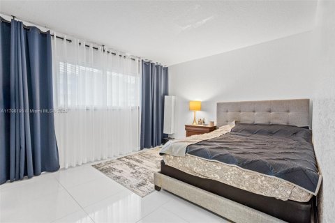 Condo in Hallandale Beach, Florida, 2 bedrooms  № 1938151 - photo 18