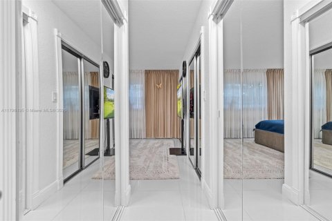 Condo in Hallandale Beach, Florida, 2 bedrooms  № 1938151 - photo 14