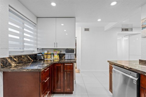 Condo in Hallandale Beach, Florida, 2 bedrooms  № 1938151 - photo 10