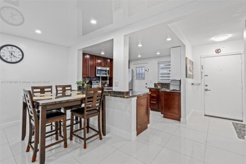 Condo in Hallandale Beach, Florida, 2 bedrooms  № 1938151 - photo 4