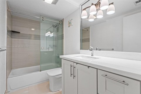Condo in Hallandale Beach, Florida, 2 bedrooms  № 1938151 - photo 21