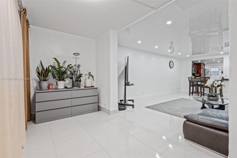 Condo in Hallandale Beach, Florida, 2 bedrooms  № 1938151 - photo 11