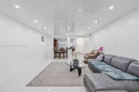 Condo in Hallandale Beach, Florida, 2 bedrooms  № 1938151 - photo 6