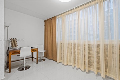 Condo in Hallandale Beach, Florida, 2 bedrooms  № 1938151 - photo 7