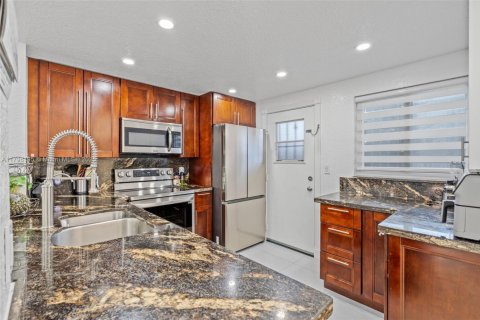 Condo in Hallandale Beach, Florida, 2 bedrooms  № 1938151 - photo 5