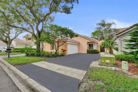 House in Plantation, Florida 3 bedrooms, 144.74 sq.m. № 2401281