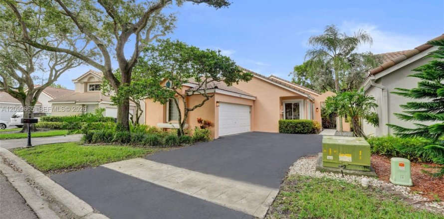 House in Plantation, Florida 3 bedrooms, 144.74 sq.m. № 2401281