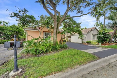 House in Plantation, Florida 3 bedrooms, 144.74 sq.m. № 2401281 - photo 3