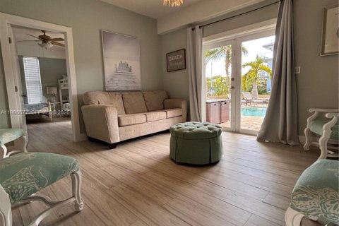 House in Key Largo, Florida 4 bedrooms, 139.35 sq.m. № 2064059 - photo 15