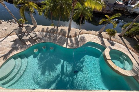 House in Key Largo, Florida 4 bedrooms, 139.35 sq.m. № 2064059