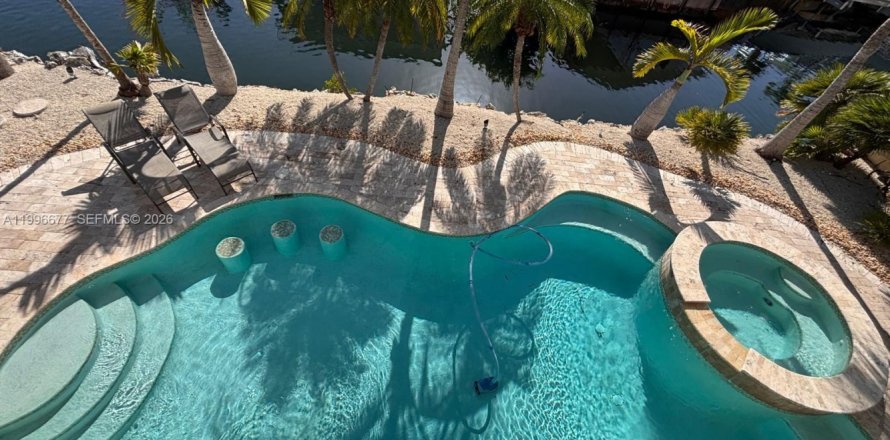 House in Key Largo, Florida 4 bedrooms, 139.35 sq.m. № 2064059