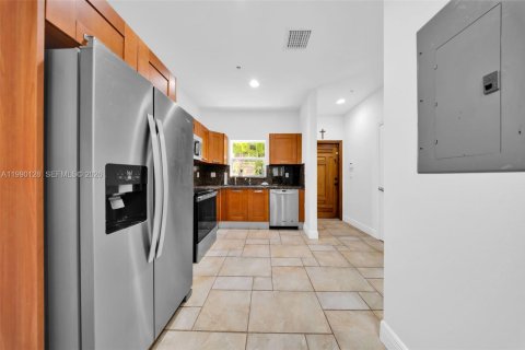 Touwnhouse à vendre à Miami, Floride: 3 chambres, 227.15 m2 № 2057891 - photo 13