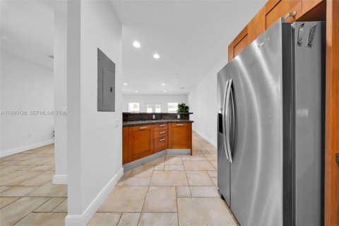 Touwnhouse à vendre à Miami, Floride: 3 chambres, 227.15 m2 № 2057891 - photo 12