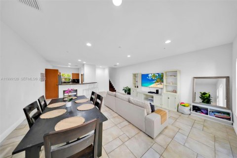 Touwnhouse à vendre à Miami, Floride: 3 chambres, 227.15 m2 № 2057891 - photo 4