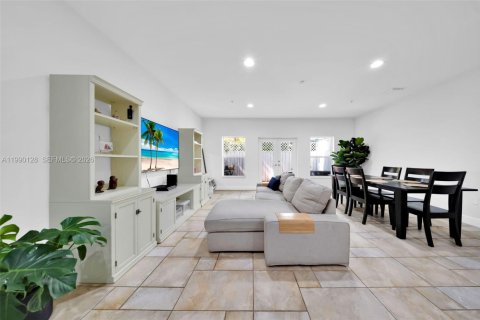 Touwnhouse à vendre à Miami, Floride: 3 chambres, 227.15 m2 № 2057891 - photo 16
