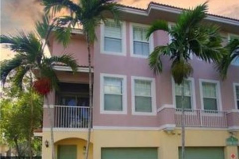 Adosado en Coral Springs, Florida 2 dormitorios, 117.8 m2 № 2270826