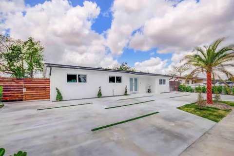 Villa ou maison à louer à Miami, Floride: 5 chambres, 155.98 m2 № 1977452 - photo 1