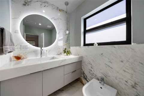 Casa en venta en Miami, Florida, 4 dormitorios, 320.88 m2 № 1701846 - foto 22