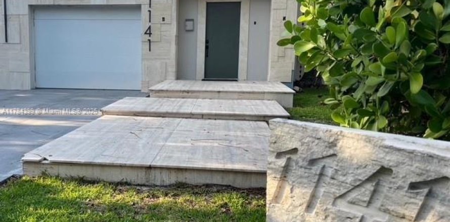 Casa en Miami, Florida 4 dormitorios, 320.88 m2 № 1701846