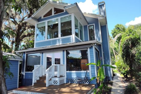 House in Astor, Florida 2 bedrooms, 149.76 sq.m. № 2199413