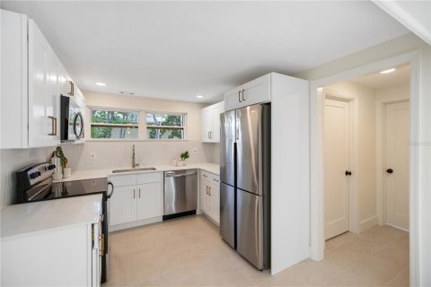 House in Saint Petersburg, Florida 4 bedrooms, 122.63 sq.m. № 1819169 - photo 11