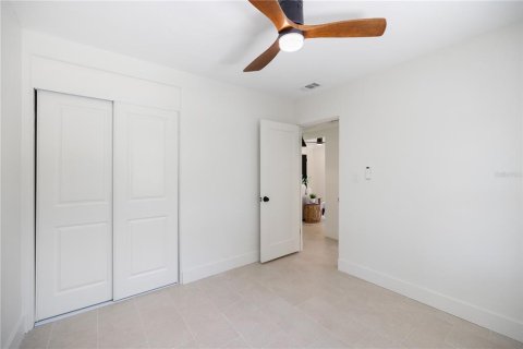 House in Saint Petersburg, Florida 4 bedrooms, 122.63 sq.m. № 1819169 - photo 24