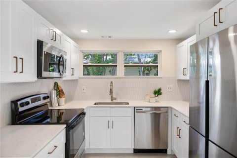 House in Saint Petersburg, Florida 4 bedrooms, 122.63 sq.m. № 1819169 - photo 12