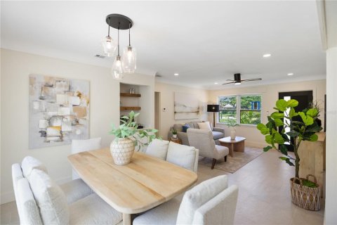 House in Saint Petersburg, Florida 4 bedrooms, 122.63 sq.m. № 1819169 - photo 9