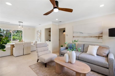 House in Saint Petersburg, Florida 4 bedrooms, 122.63 sq.m. № 1819169 - photo 5
