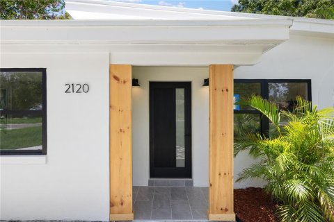 House in Saint Petersburg, Florida 4 bedrooms, 122.63 sq.m. № 1819169 - photo 1