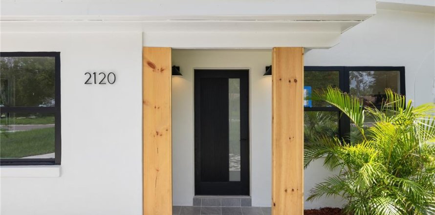 House in Saint Petersburg, Florida 4 bedrooms, 122.63 sq.m. № 1819169