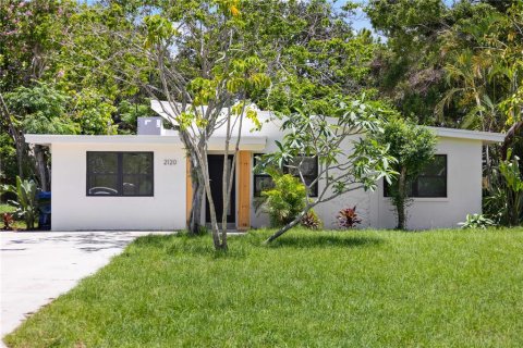 House in Saint Petersburg, Florida 4 bedrooms, 122.63 sq.m. № 1819169 - photo 2