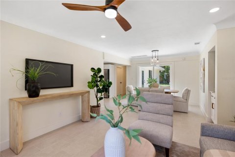 House in Saint Petersburg, Florida 4 bedrooms, 122.63 sq.m. № 1819169 - photo 6
