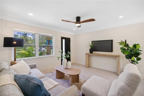 House in Saint Petersburg, Florida 4 bedrooms, 122.63 sq.m. № 1819169 - photo 3