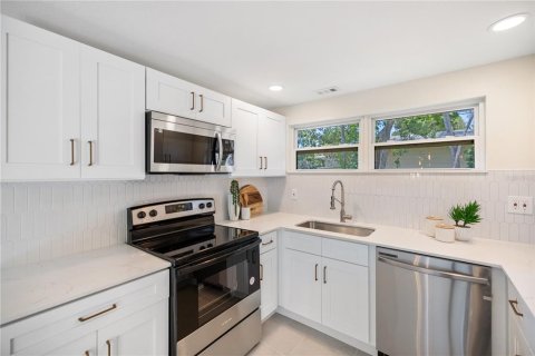 House in Saint Petersburg, Florida 4 bedrooms, 122.63 sq.m. № 1819169 - photo 13