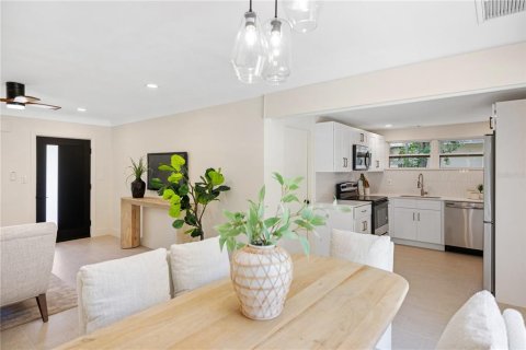 House in Saint Petersburg, Florida 4 bedrooms, 122.63 sq.m. № 1819169 - photo 8