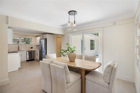 House in Saint Petersburg, Florida 4 bedrooms, 122.63 sq.m. № 1819169 - photo 7