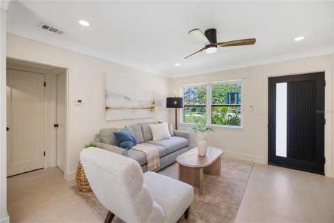 House in Saint Petersburg, Florida 4 bedrooms, 122.63 sq.m. № 1819169 - photo 4